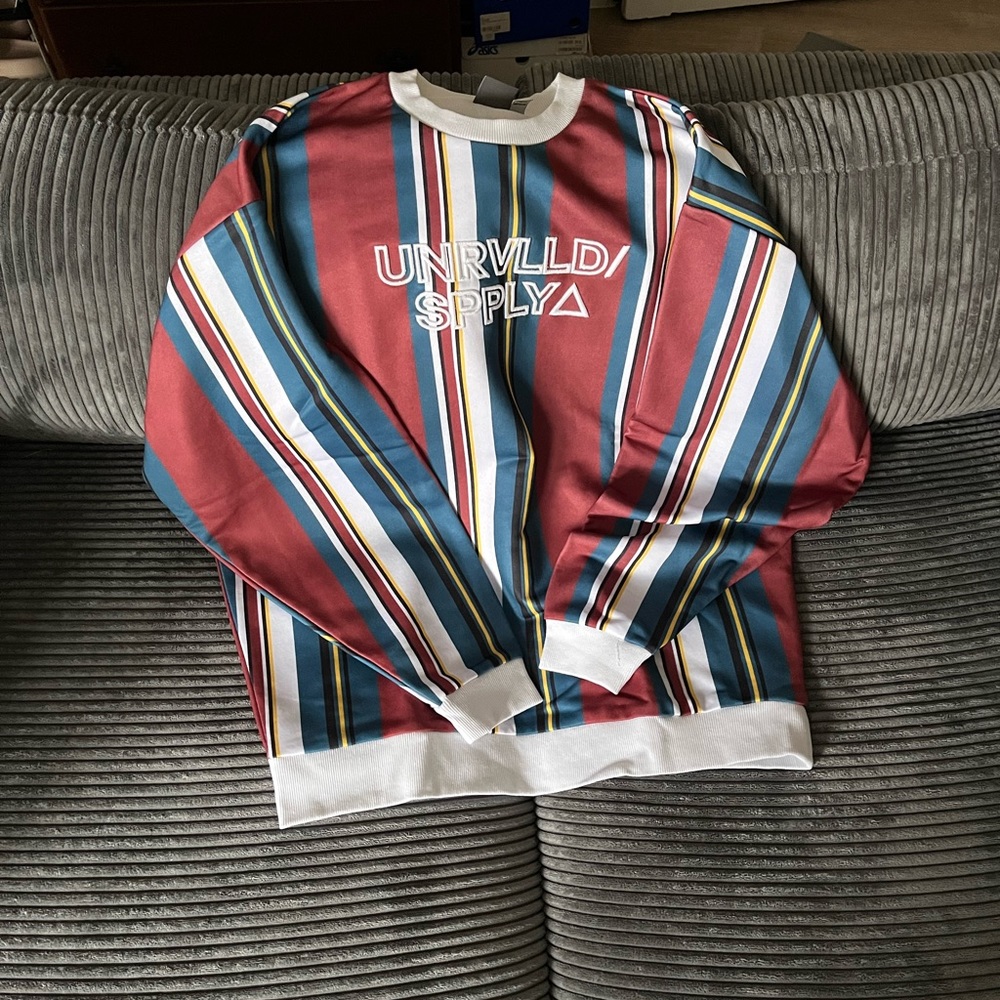 Nice men’s crew sweatshirt.